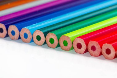 beyaz arkaplandaki makro renkli kalemler