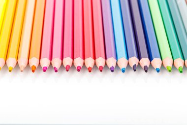 beyaz arkaplandaki makro renkli kalemler