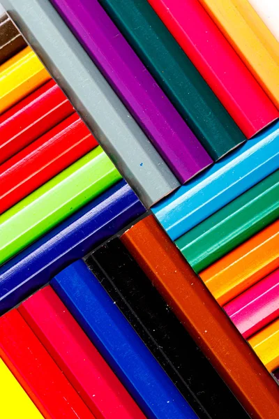 Vícebarevné tužky makra na bílém pozadí — Stock fotografie