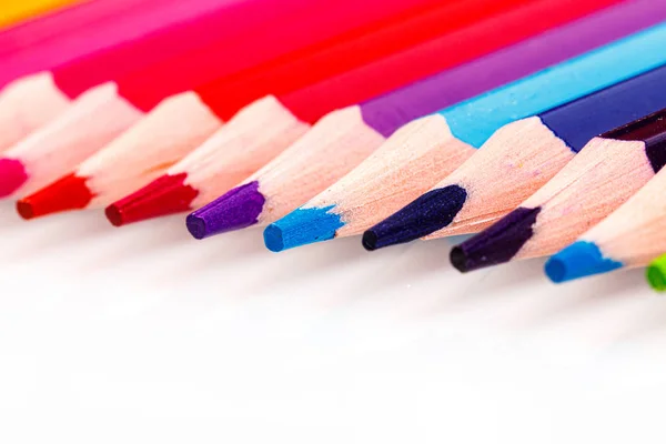 Macro lápices multicolores sobre un fondo blanco — Foto de Stock