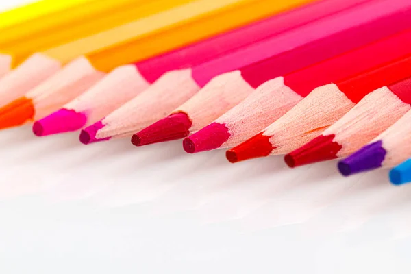 Vícebarevné tužky makra na bílém pozadí — Stock fotografie