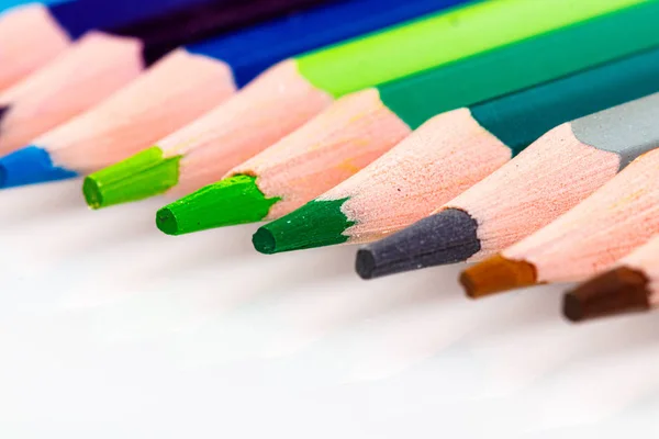 Makró színes ceruzák fehér alapon — Stock Fotó