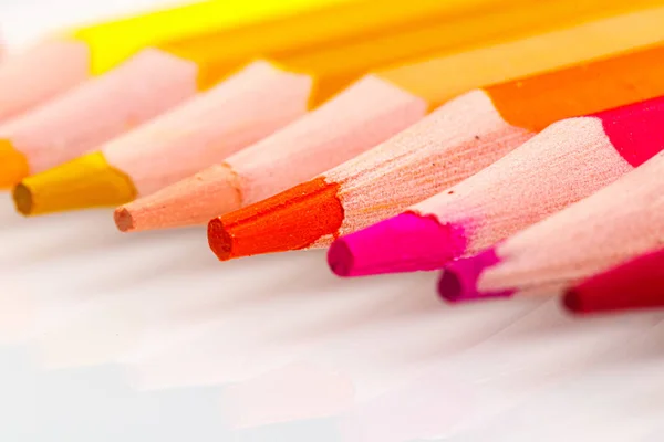 Makró színes ceruzák fehér alapon — Stock Fotó