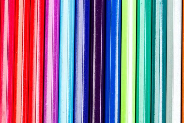 Beyaz arkaplandaki makro renkli kalemler — Stok fotoğraf