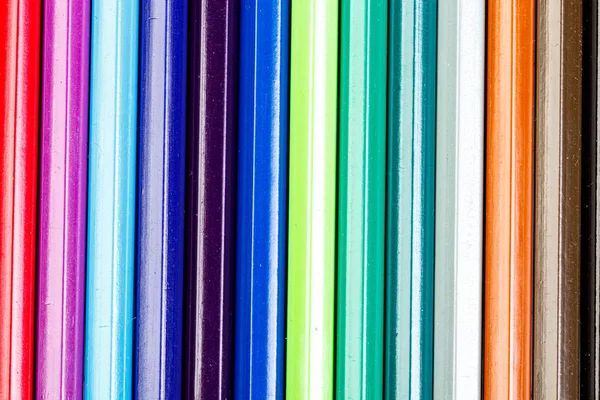 Beyaz arkaplandaki makro renkli kalemler — Stok fotoğraf