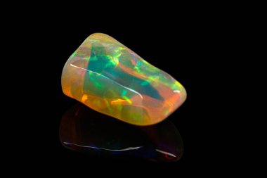 Makro mineral taşı nadir ve güzel opalleri siyah bir taşın üzerinde