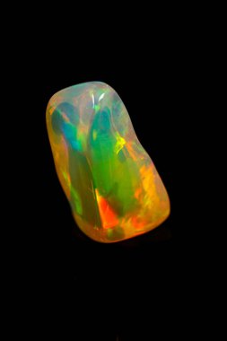 Makro mineral taşı nadir ve güzel opalleri siyah bir taşın üzerinde