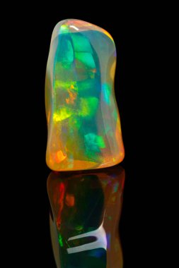 Makro mineral taşı nadir ve güzel opalleri siyah bir taşın üzerinde