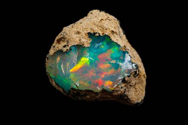 Makro mineral taşı nadir ve güzel opalleri siyah bir taşın üzerinde