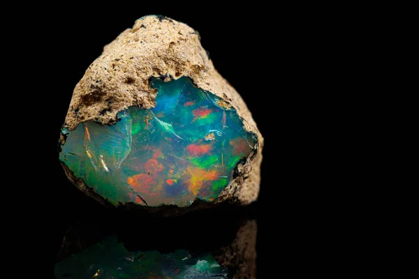 Pietra minerale macro opali rari e belli su un backgrou nero — Foto Stock
