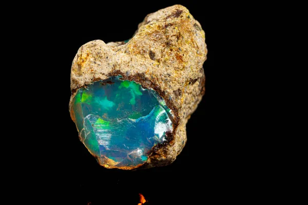 Batu mineral makro langka dan indah opals pada backgrou hitam — Stok Foto