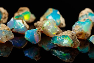 Makro mineral taşı nadir ve güzel opalleri siyah bir taşın üzerinde