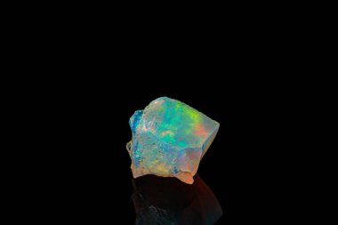 Makro mineral taşı nadir ve güzel opalleri siyah bir taşın üzerinde