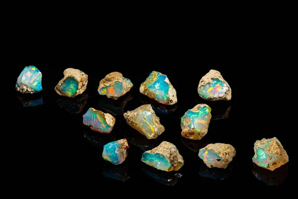 Pietra minerale macro opali rari e belli su un backgrou nero — Foto Stock