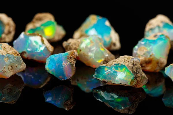 Batu mineral makro langka dan indah opals pada backgrou hitam — Stok Foto