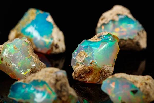 Macro pierre minérale rares et belles opales sur un backgrou noir — Photo
