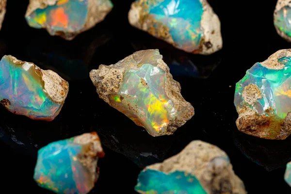 Batu mineral makro langka dan indah opals pada backgrou hitam — Stok Foto