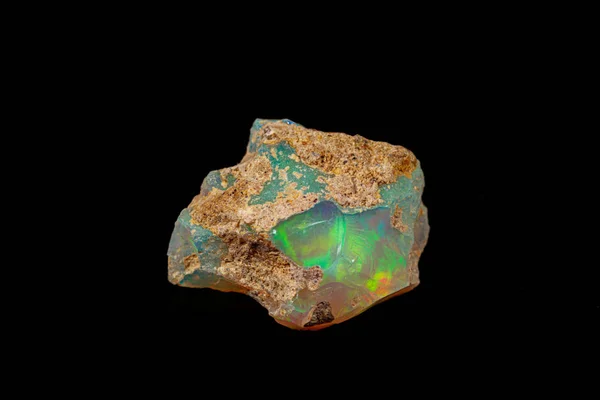 Makromineralstein seltene und wunderschöne Opale auf schwarzem Hintergrund — Stockfoto