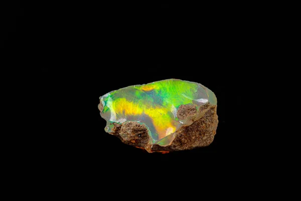 Pedra mineral macro raras e belas opalas em um backgrou preto — Fotografia de Stock