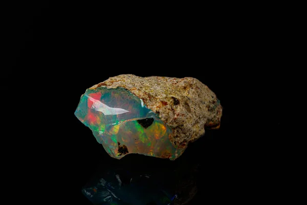Makro kamień mineralny rzadkie i piękne opale na czarnym tle — Zdjęcie stockowe
