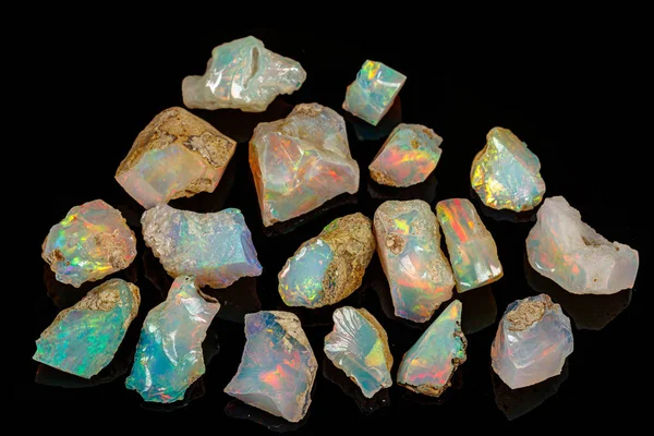 Makro mineral taşı nadir ve güzel opalleri siyah bir taşın üzerinde — Stok fotoğraf