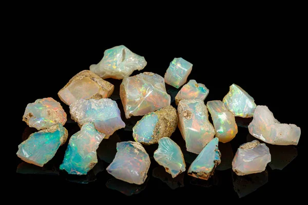 Batu mineral makro langka dan indah opals pada backgrou hitam — Stok Foto