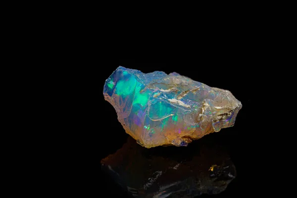 Macro minerale steen zeldzame en mooie opalen op een zwarte achtergrond — Stockfoto