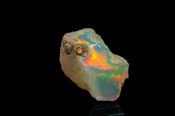 Макро минеральный камень редкие и красивые опалы на черной backgrou — стоковое фото