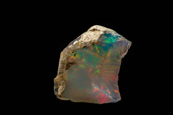 Makro kamień mineralny rzadkie i piękne opale na czarnym tle — Zdjęcie stockowe