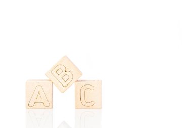 Beyaz zemin üzerinde Abc harfleri olan tahta küpler. 