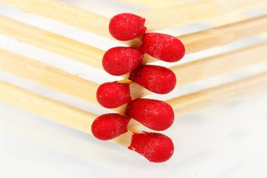 Beyaz arkaplanda kırmızı bir kafa ile eşleşiyor