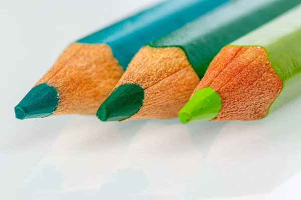 Lápis verde sobre fundo branco — Fotografia de Stock