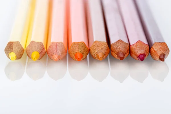 Vermelho, rosa, lápis amarelo sobre um fundo branco — Fotografia de Stock