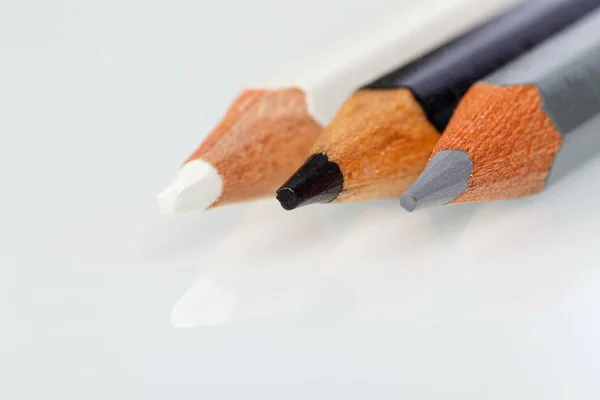 Λευκό, γκρι και μαύρο μολύβι σε λευκό φόντο — Φωτογραφία Αρχείου