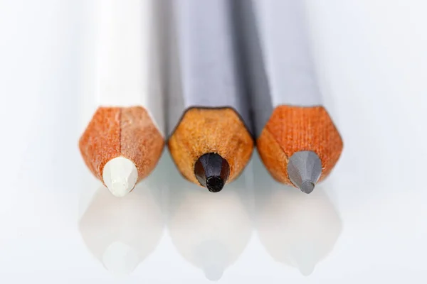 Fehér, szürke és fekete ceruza fehér alapon — Stock Fotó