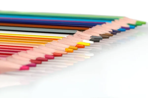 여러 가지 색깔의 연필들이 줄지어 있고 — 스톡 사진