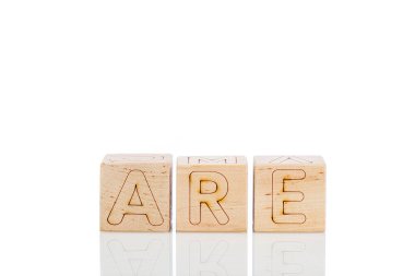 Üzerinde harfler olan tahta küpler beyaz arka planda yakın plan çekimde.