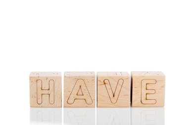 Harfli tahta küplerin beyaz bir arka planı vardır.