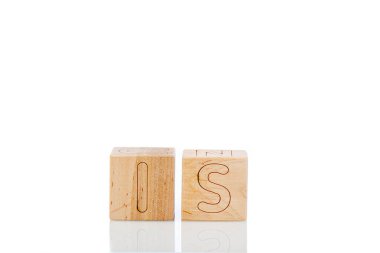 Üzerinde harfler olan tahta küpler beyaz arka planda, yakın planda.