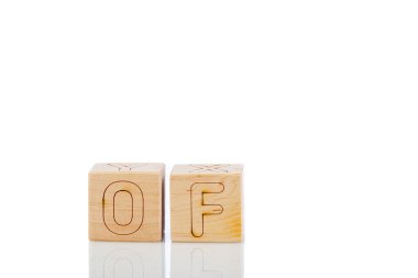 Beyaz arka plan üzerinde harfleri olan tahta küplere yakın plan