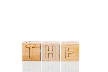 Ahşap küpleri beyaz arka planda yakın plan harfleriyle.