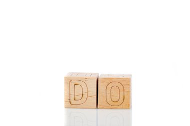 Harfleri olan tahta küpler beyaz arka planda yakın plan çekimler yapar.