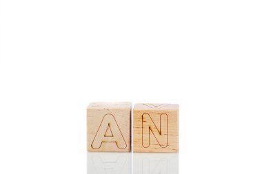 Tahta küplere harf ve beyaz arka plan yakın plan.