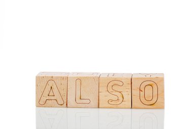 Beyaz arka planda da tahta küplerin harfleri var.