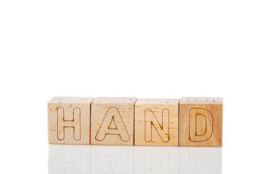 Tahta küplerin üzerinde beyaz bir arka plan var.