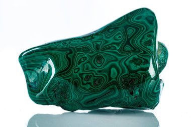 Beyaz arka planda, makro mineral taşı Malachite