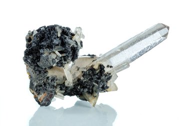 Beyaz arka plan üzerinde makro mineral taş kuvars