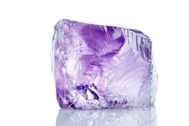 Beyaz arka plan üzerinde makro mineral ametist taşı