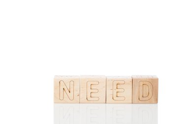 Beyaz arka planda kelime ihtiyacı olan tahta küpler.