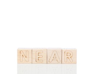 Tahta küplere yakın beyaz bir arka plan yakın plan.